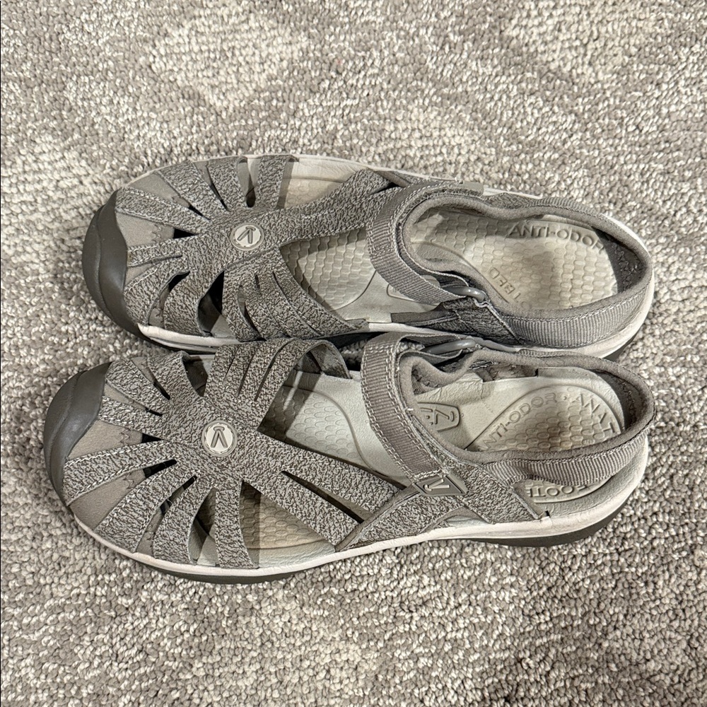Keen Women's Grey sandals with Velcro‎ strap anti-odor quality